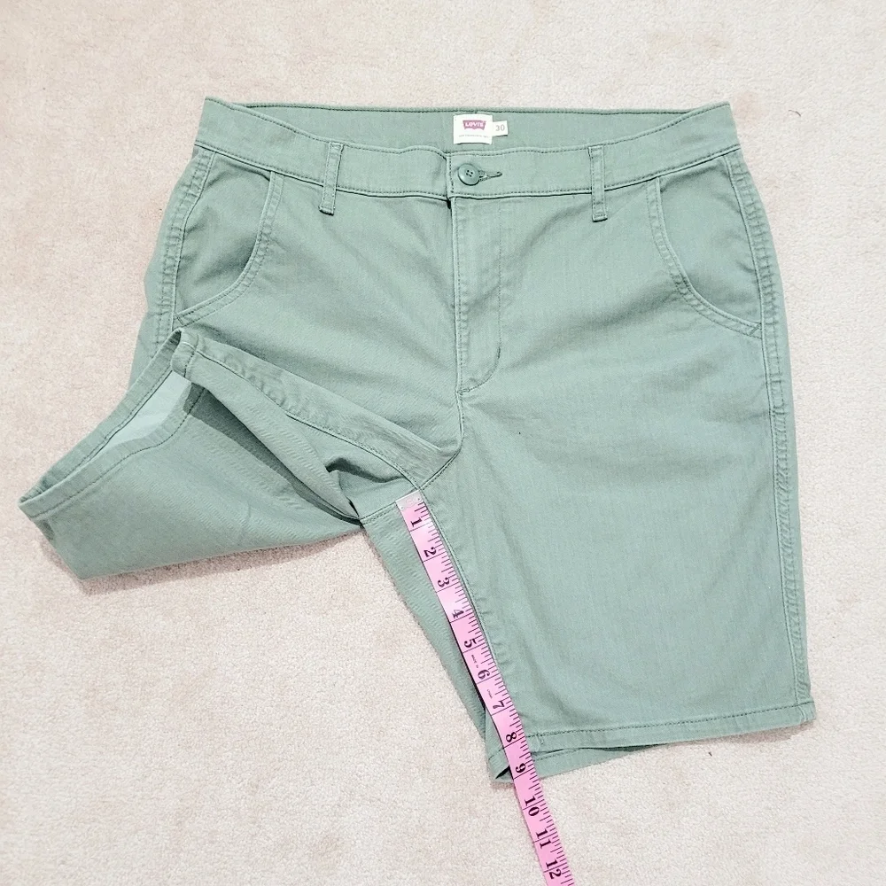 LEVI'S mens Flat Front Chino Casual Shorts Size 30 Green Stretch Comfortable